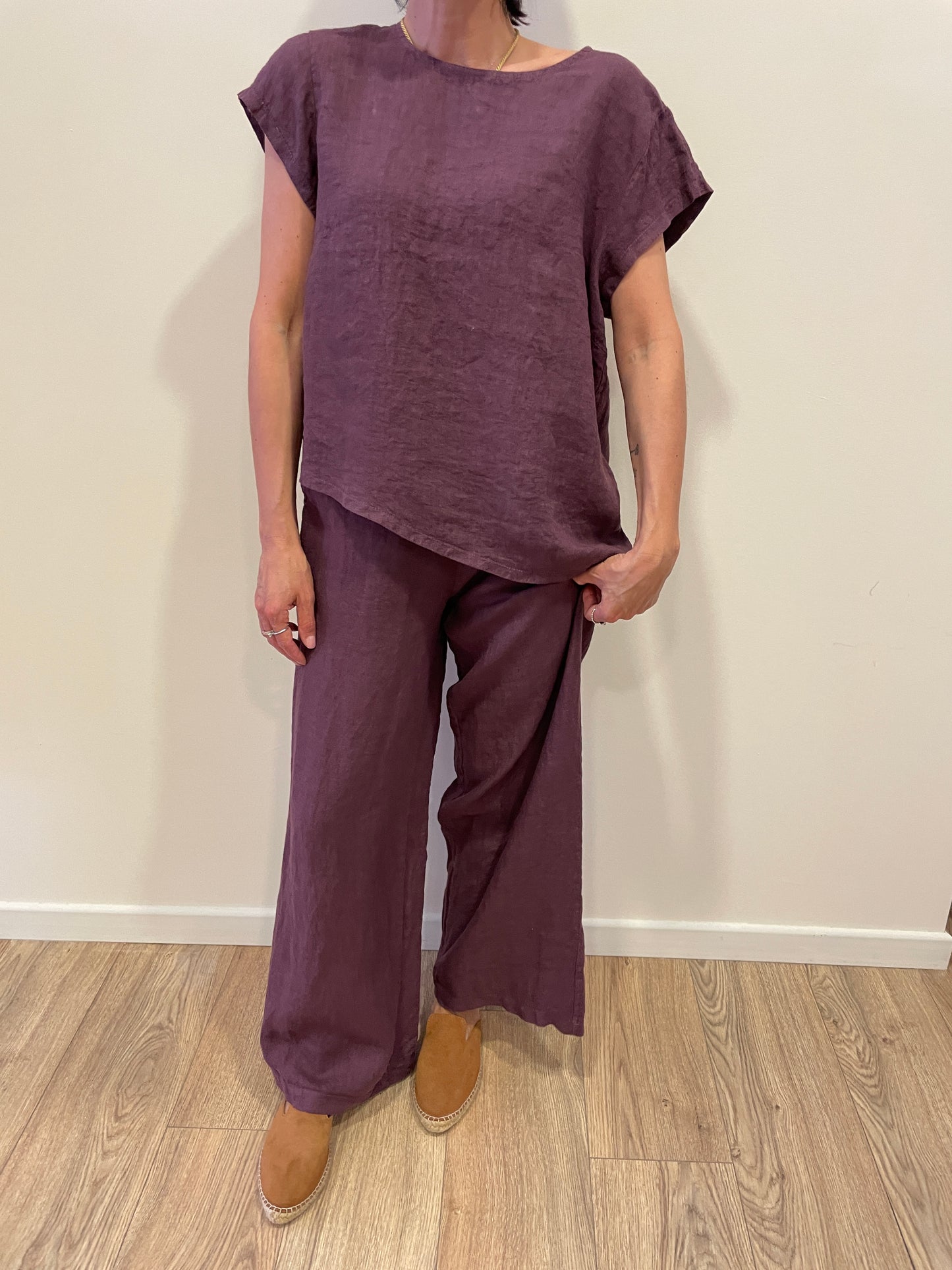 SUSY MIX - Set coordinato con blusa asimmetrica e pantalone a palazzo 100% lino color fico