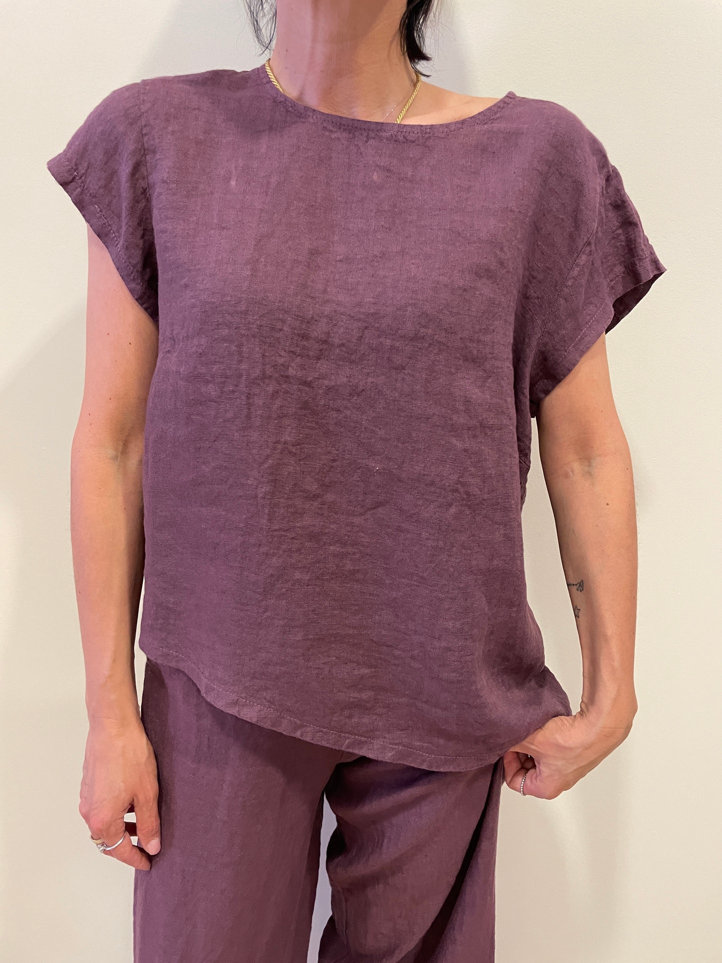 SUSY MIX - Set coordinato con blusa asimmetrica e pantalone a palazzo 100% lino color fico