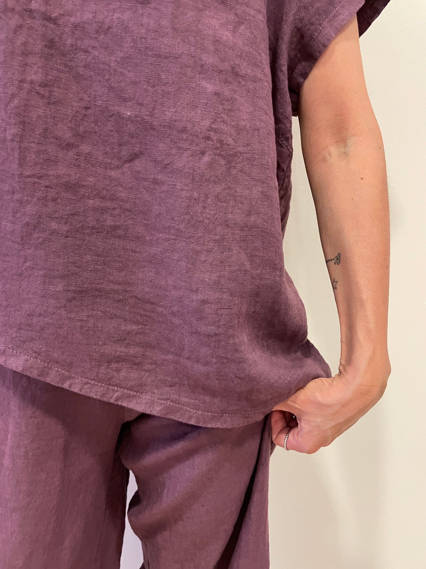 SUSY MIX - Set coordinato con blusa asimmetrica e pantalone a palazzo 100% lino color fico
