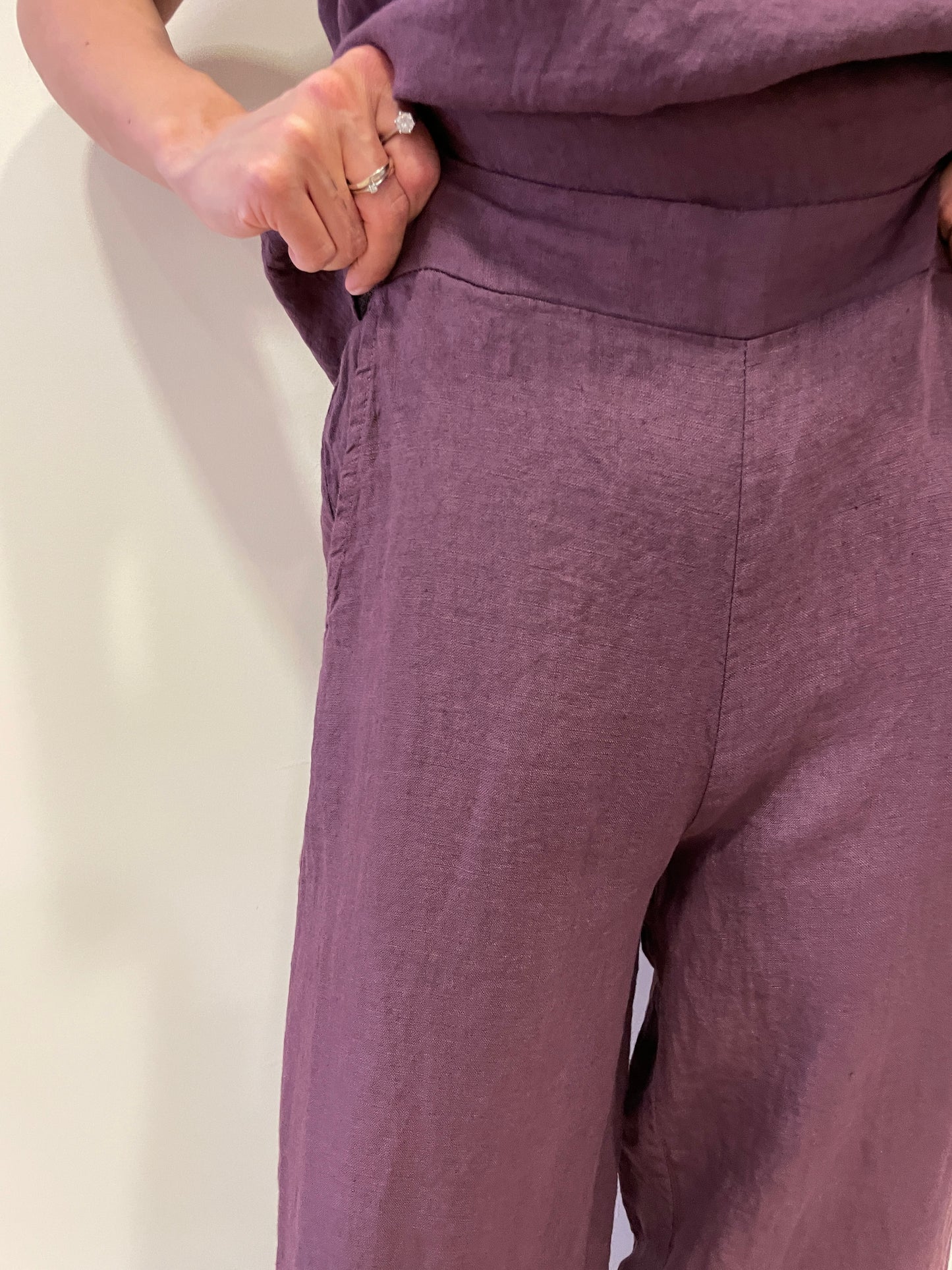 SUSY MIX - Set coordinato con blusa asimmetrica e pantalone a palazzo 100% lino color fico