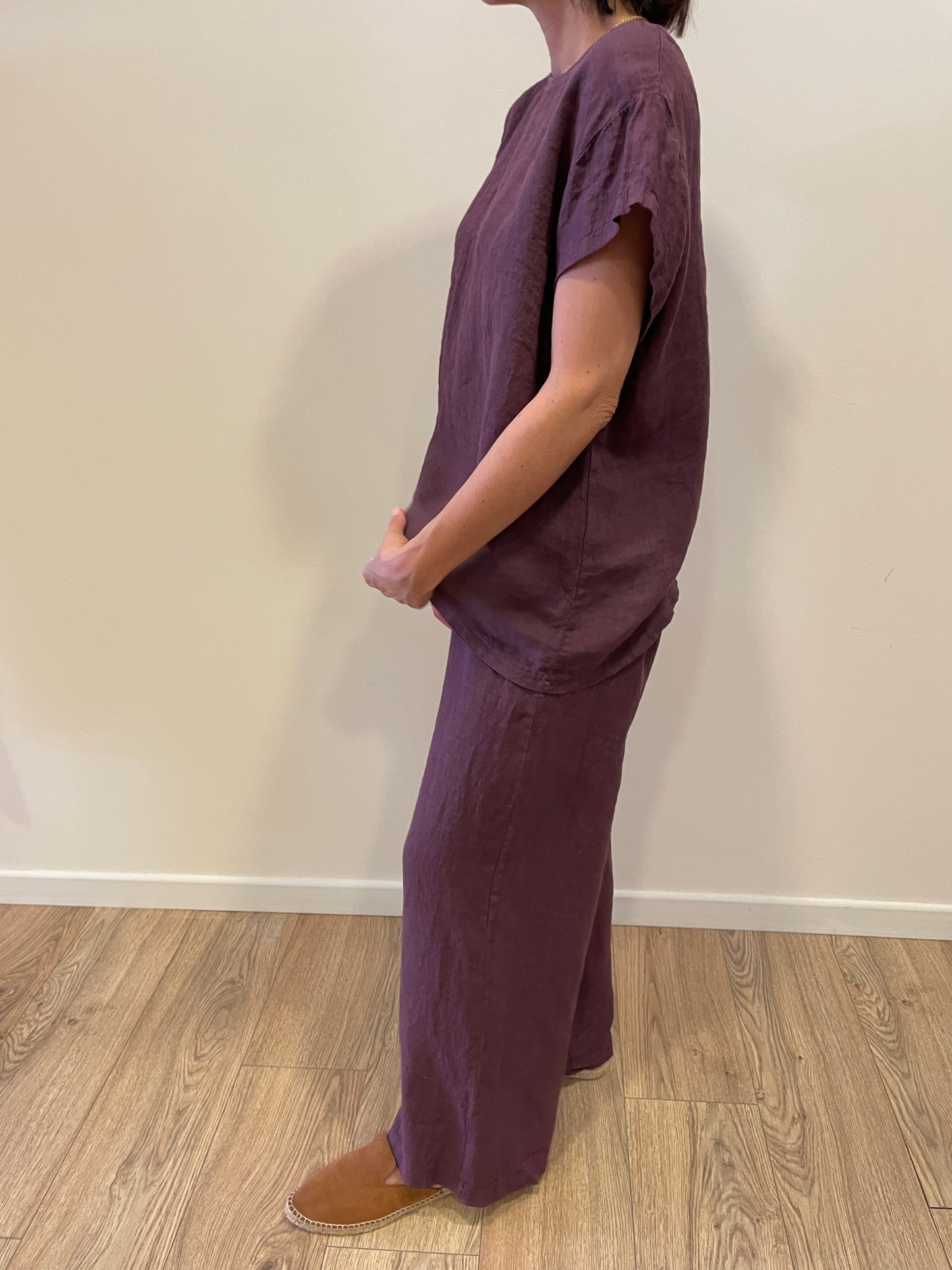 SUSY MIX - Set coordinato con blusa asimmetrica e pantalone a palazzo 100% lino color fico