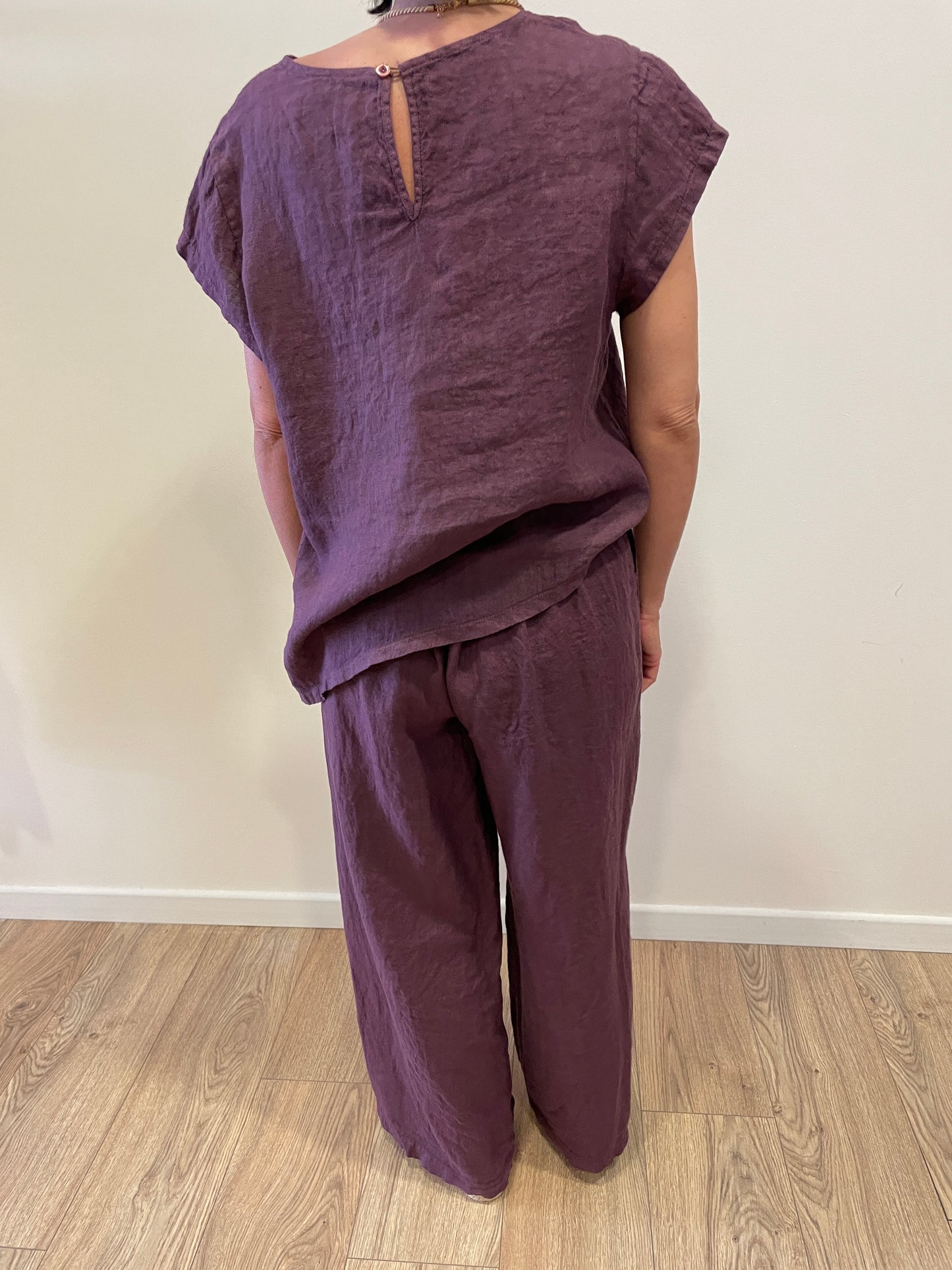 SUSY MIX - Set coordinato con blusa asimmetrica e pantalone a palazzo 100% lino color fico