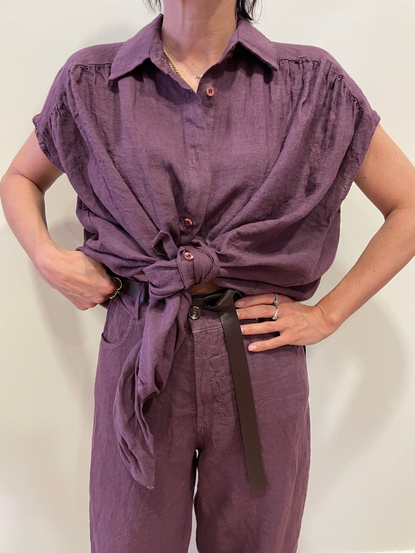 SUSY MIX - Camicia smanicata 100% lino con spalla scesa e nodo color fico