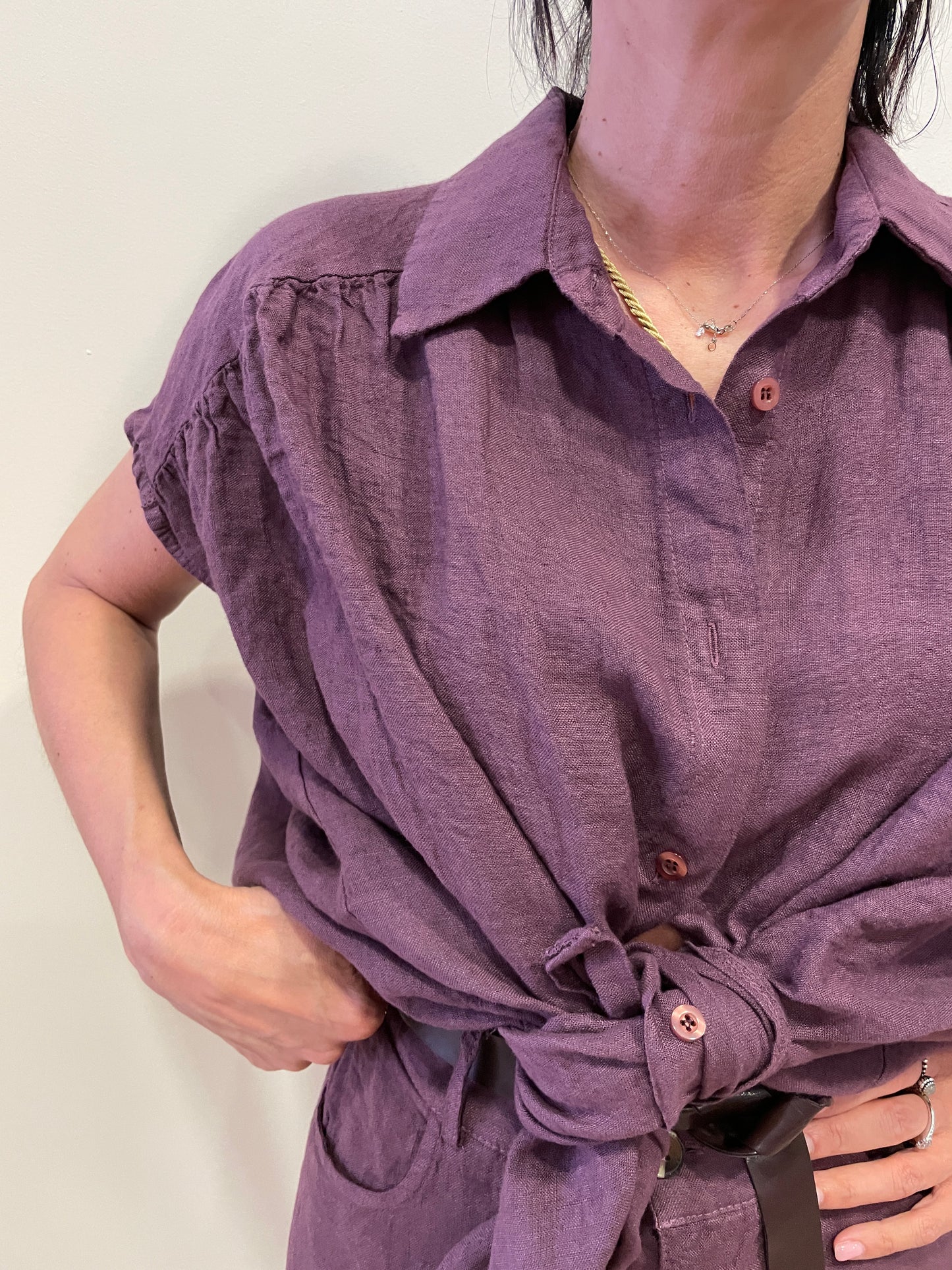 SUSY MIX - Camicia smanicata 100% lino con spalla scesa e nodo color fico