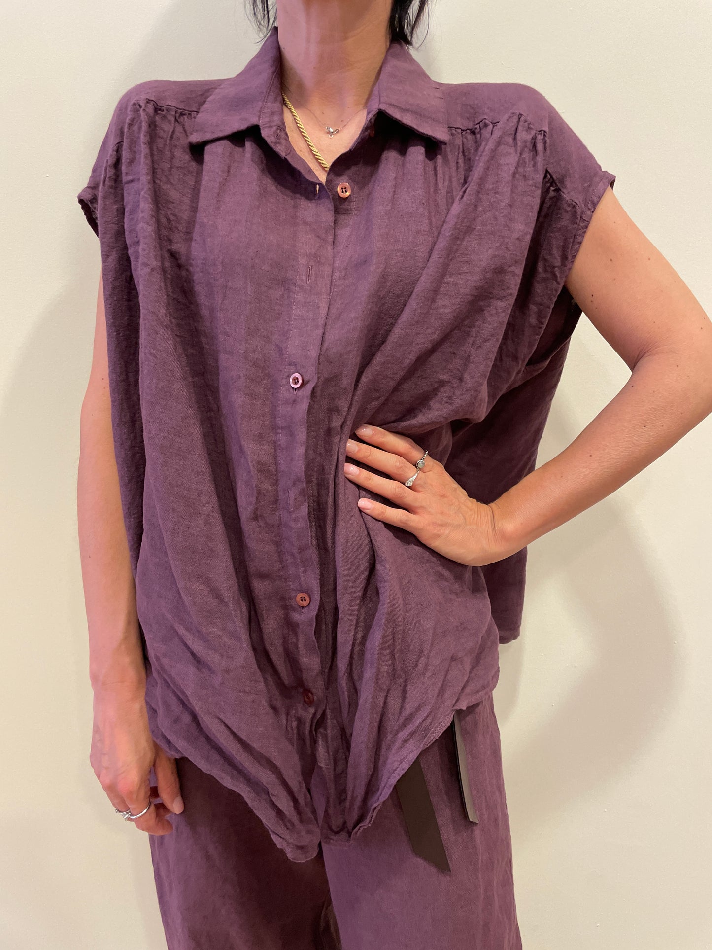 SUSY MIX - Camicia smanicata 100% lino con spalla scesa e nodo color fico