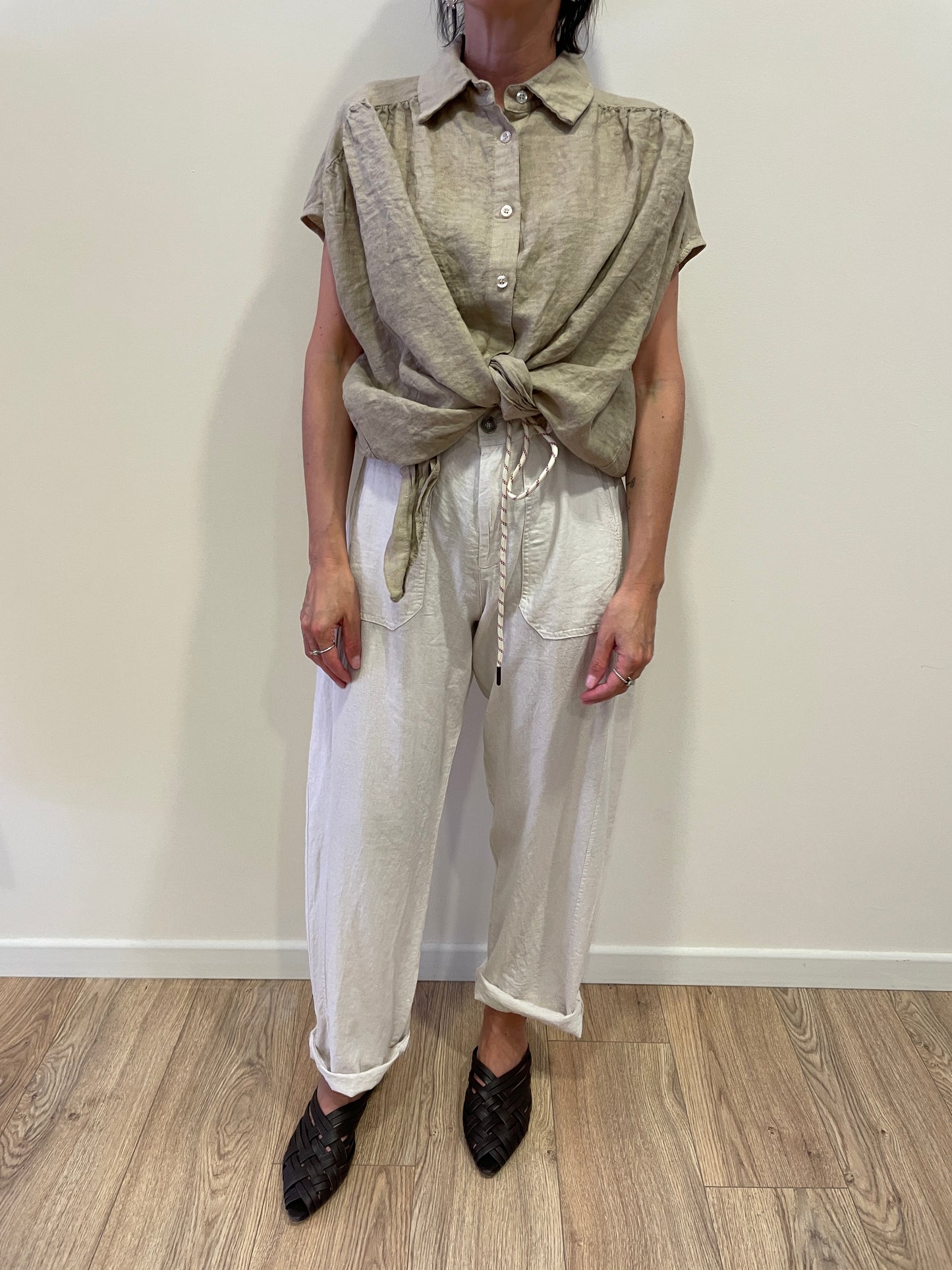 SUSY MIX - Camicia smanicata 100% lino con spalla scesa e nodo color safari