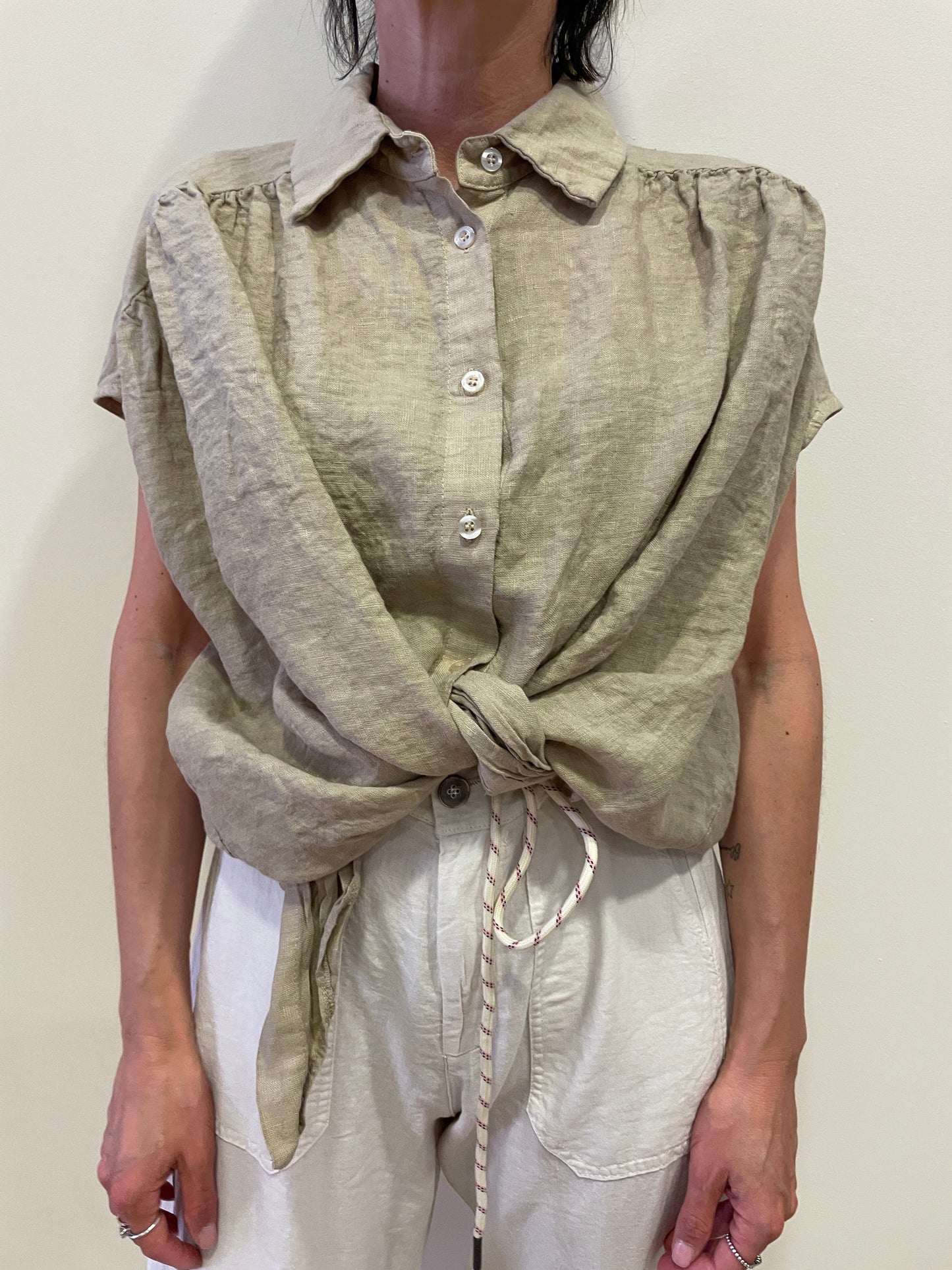 SUSY MIX - Camicia smanicata 100% lino con spalla scesa e nodo color safari