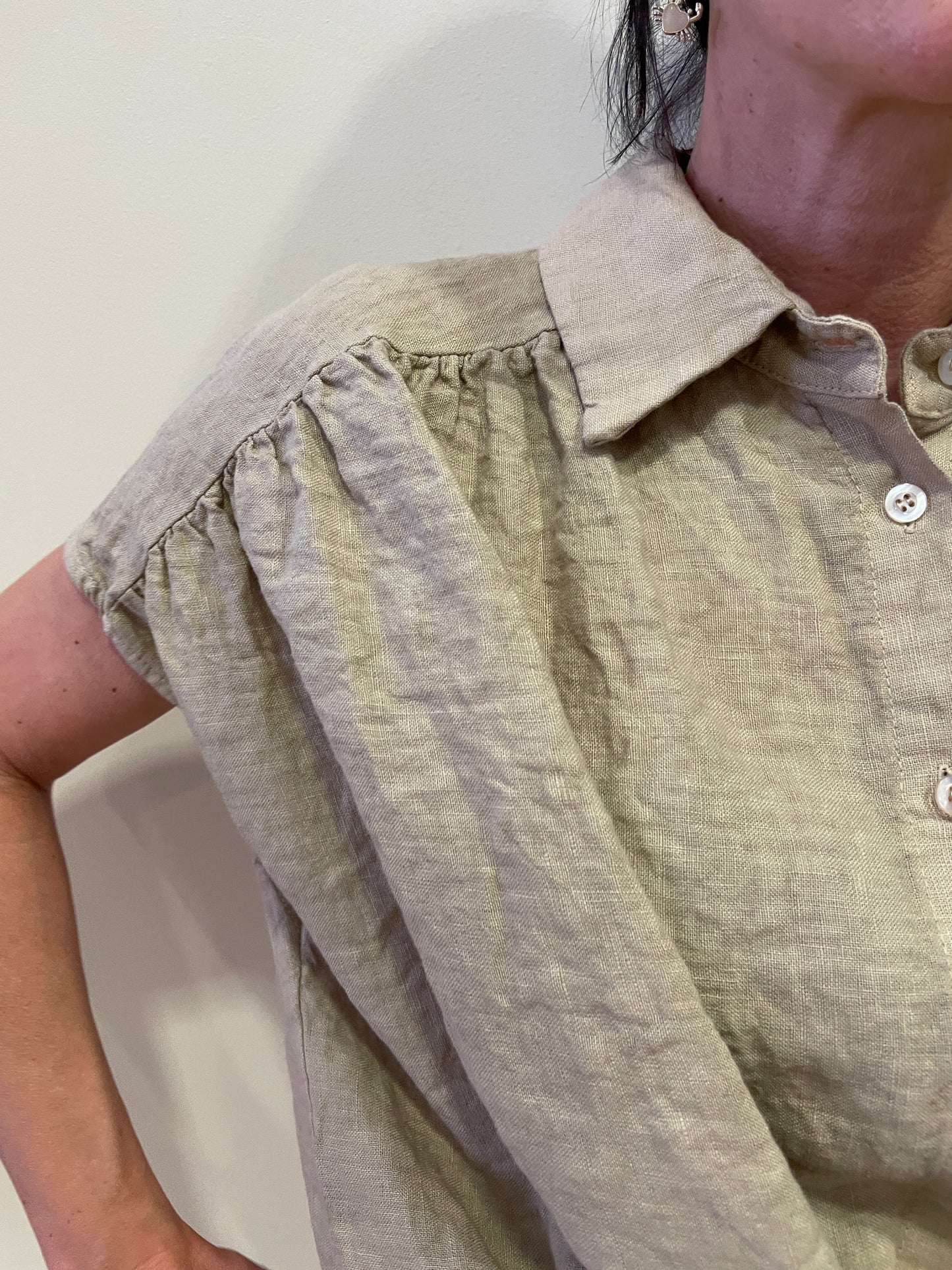 SUSY MIX - Camicia smanicata 100% lino con spalla scesa e nodo color safari