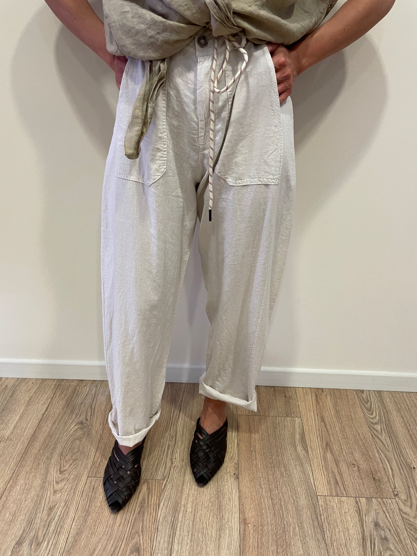 SUSY MIX - Pantalone barrel fit in misto lino e viscosa color sabbia