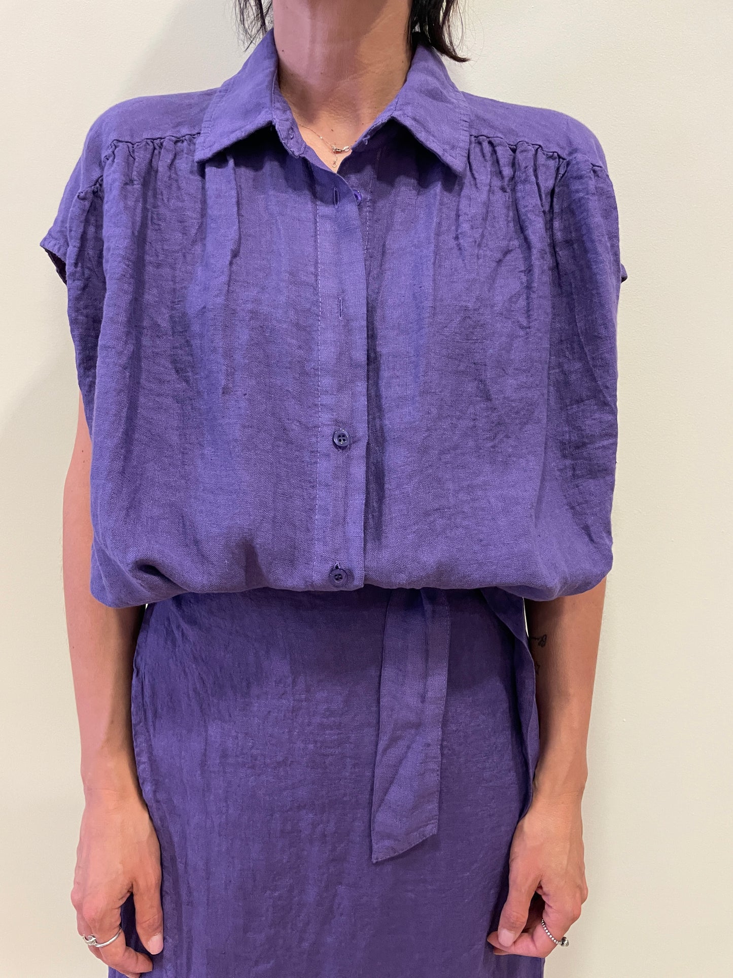 SUSY MIX - Camicia smanicata 100% lino con spalla scesa e nodo color viola