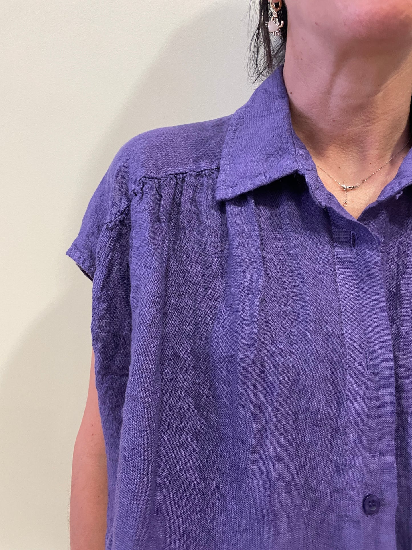 SUSY MIX - Camicia smanicata 100% lino con spalla scesa e nodo color viola