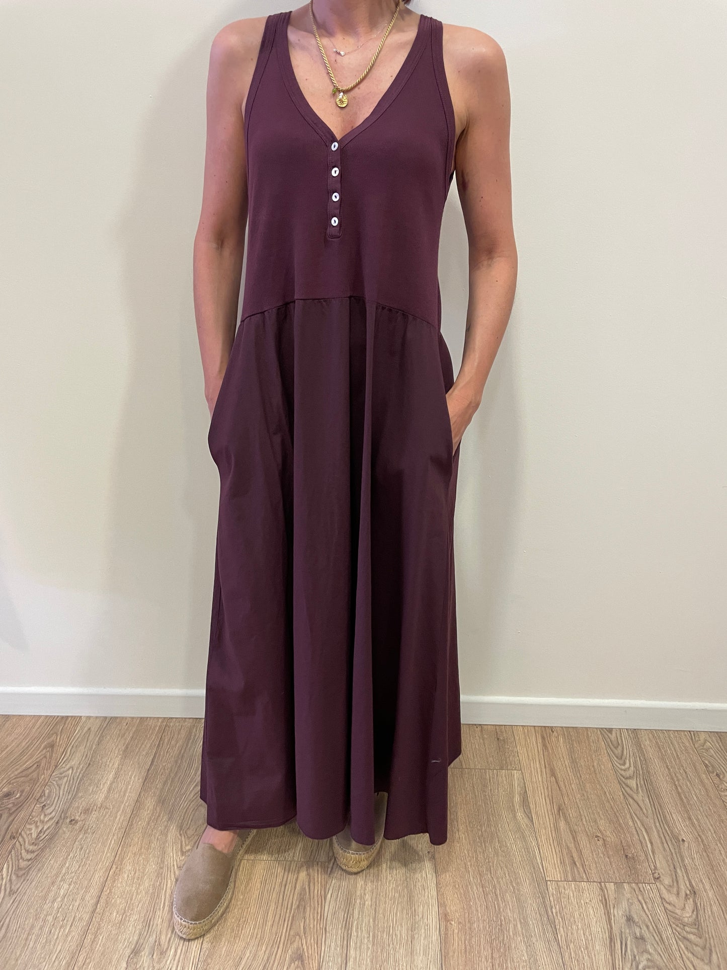 SUSY MIX - Abito lungo con top a costine e bottoni e gonna con tasche color fico