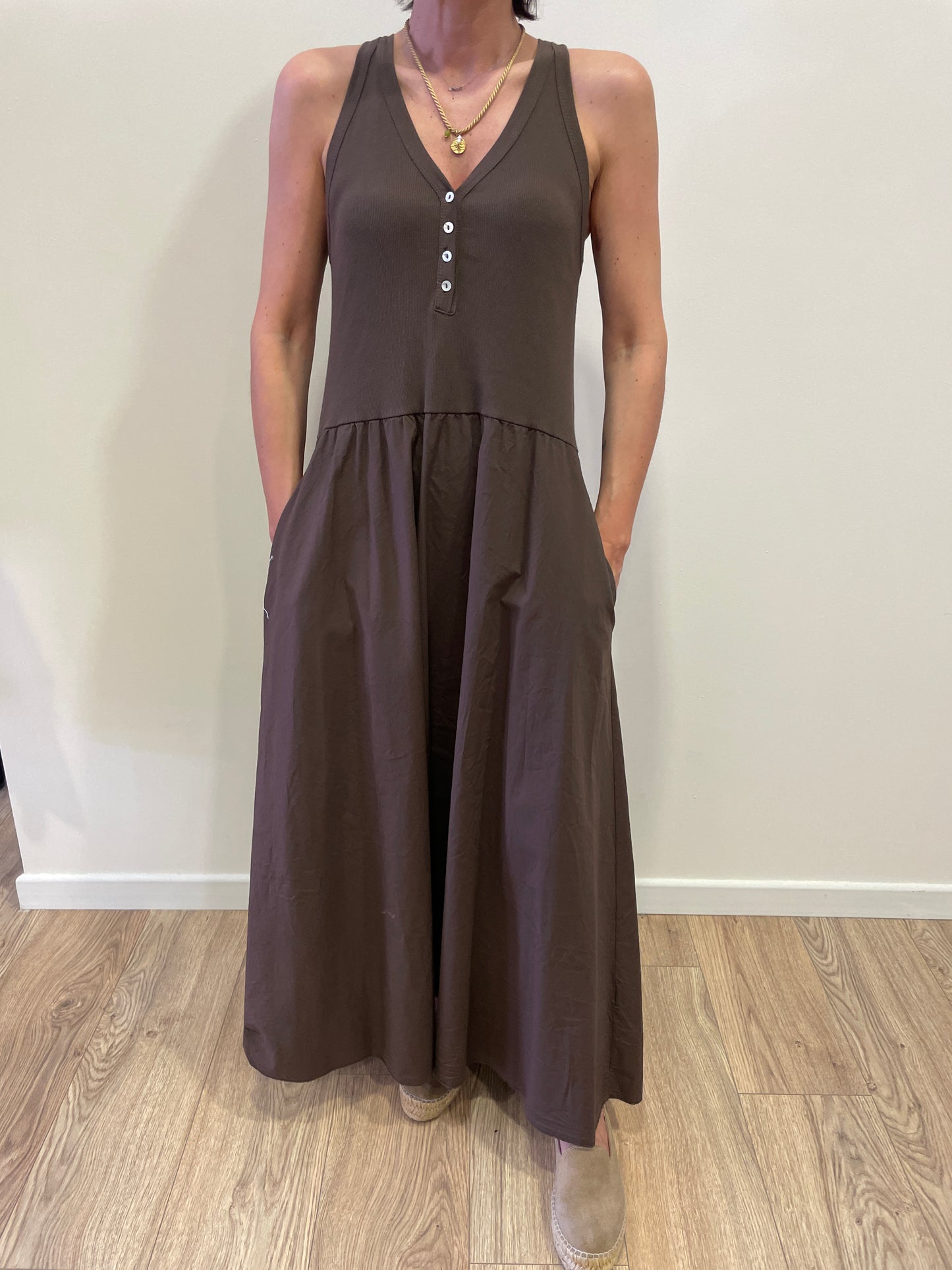 SUSY MIX - Abito lungo con top a costine e bottoni e gonna con tasche color moro