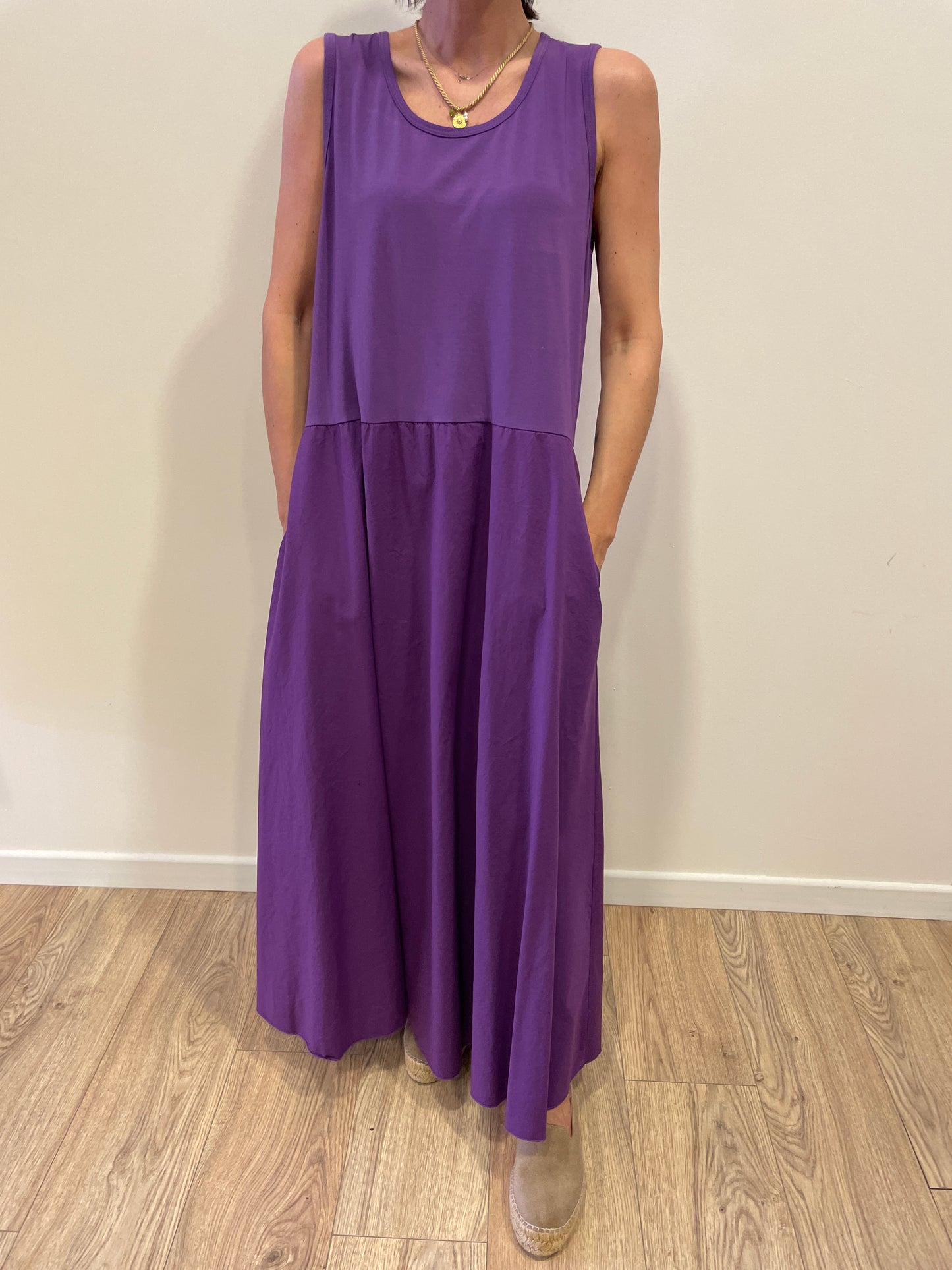 SUSY MIX - Abito lungo con spalle larghe in cotone con tasche color viola