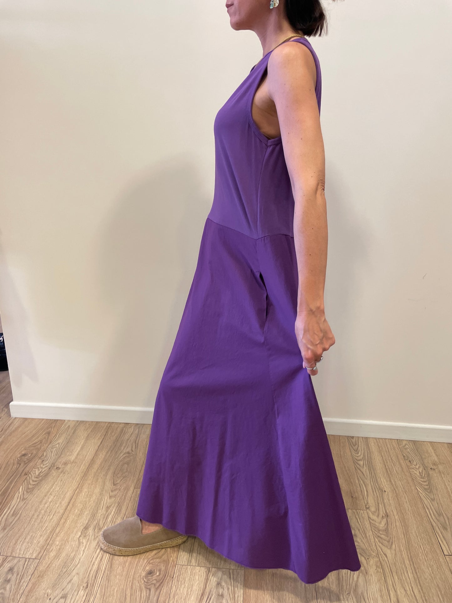 SUSY MIX - Abito lungo con spalle larghe in cotone con tasche color viola