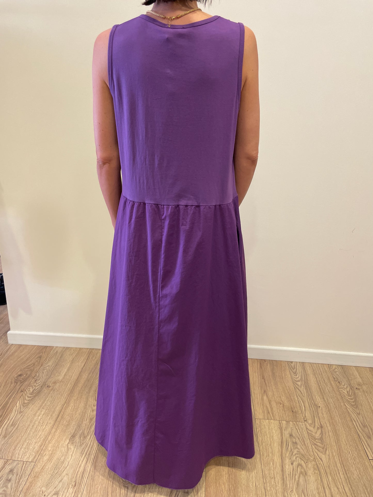 SUSY MIX - Abito lungo con spalle larghe in cotone con tasche color viola