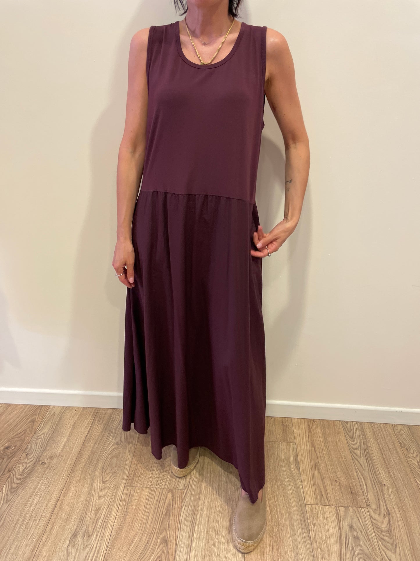 SUSY MIX - Abito lungo con spalle larghe in cotone con tasche color fico