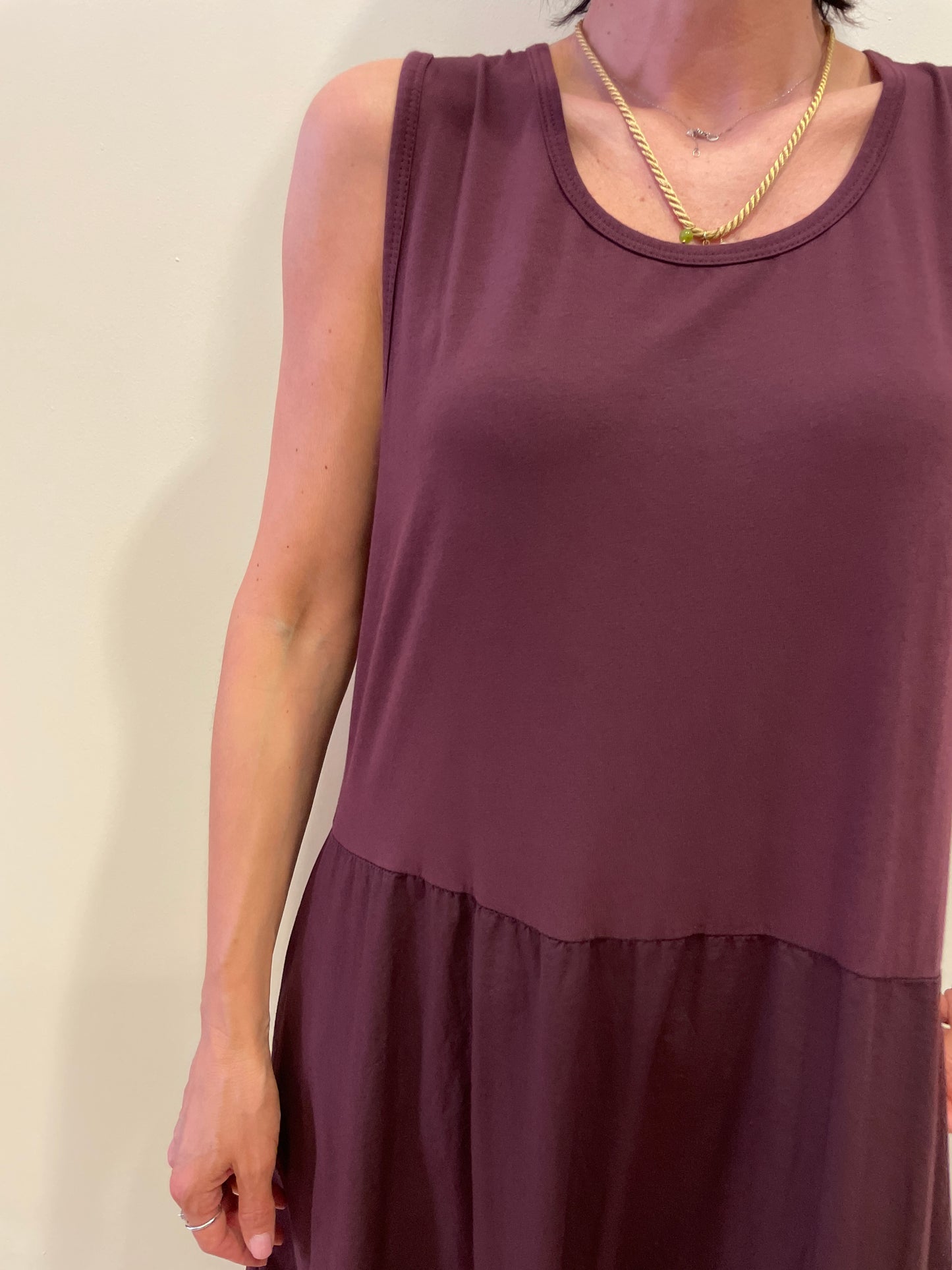 SUSY MIX - Abito lungo con spalle larghe in cotone con tasche color fico