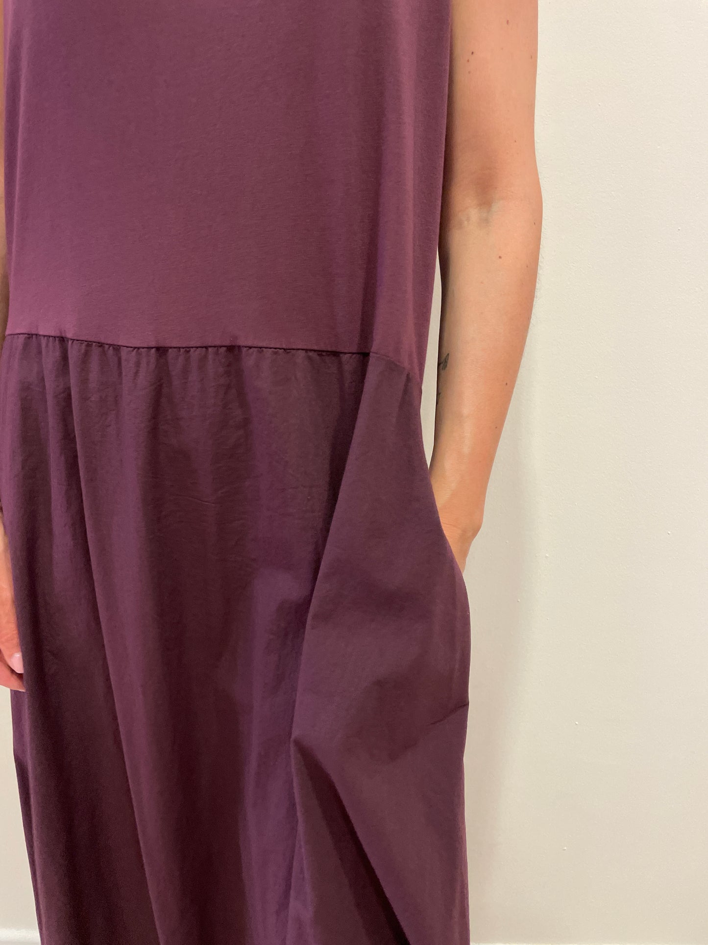 SUSY MIX - Abito lungo con spalle larghe in cotone con tasche color fico