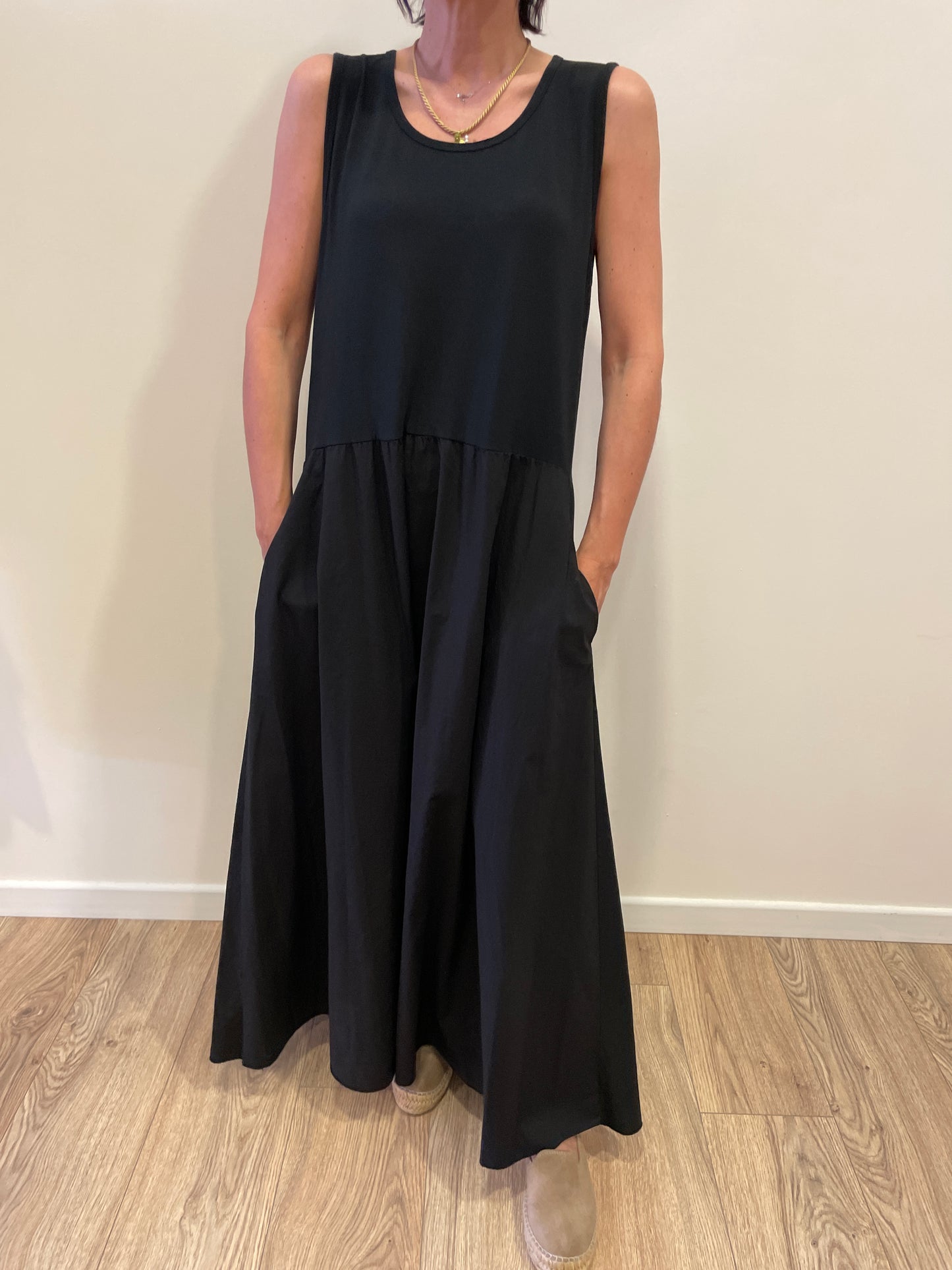 SUSY MIX - Abito lungo con spalle larghe in cotone con tasche color nero